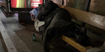 Stația de autobuz de la Semilună, ocupată de persoane fără adăpost. Călătorii așteaptă în ploaie