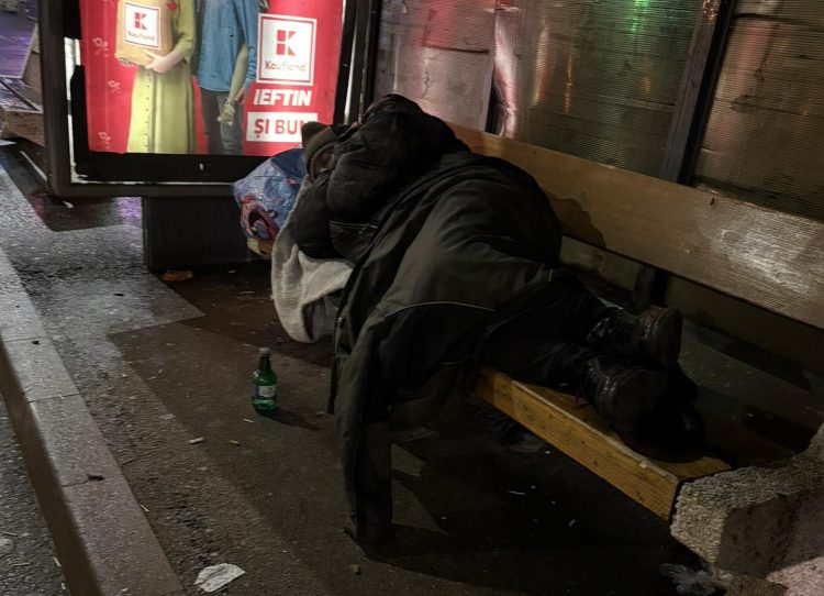 Stația de autobuz de la Semilună, ocupată de persoane fără adăpost. Călătorii așteaptă în ploaie