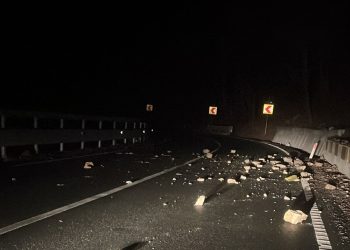 Atenție în Pasul Gutâi! Pietre căzute de pe versant pe DN18