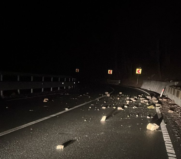 Atenție în Pasul Gutâi! Pietre căzute de pe versant pe DN18