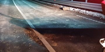 Atenție, șoferi! Pietre căzute pe DN18, în Pasul Gutâi. Condiții de iarnă în zona montană