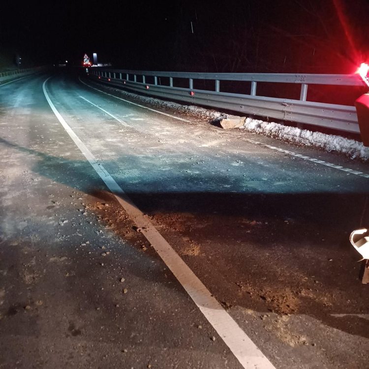 Atenție, șoferi! Pietre căzute pe DN18, în Pasul Gutâi. Condiții de iarnă în zona montană
