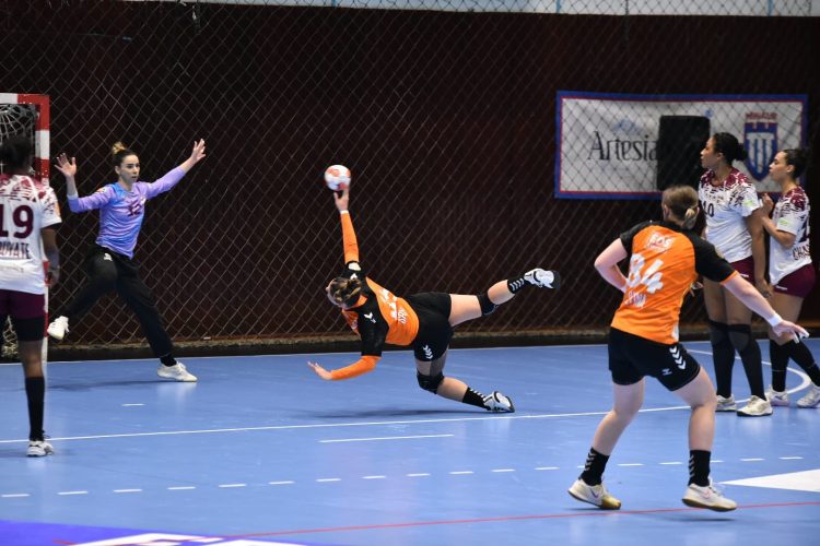 HANDBAL: Victoria care ne ține în lupta pentru un loc european