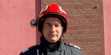 Responsabilitate și devotament. Un pompier aflat în timpul liber a intervenit la un incendiu în Lăpușel