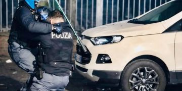 Violențele din Torino arată cât de departe a alunecat societatea. Polițist lovit cu ciocanul
