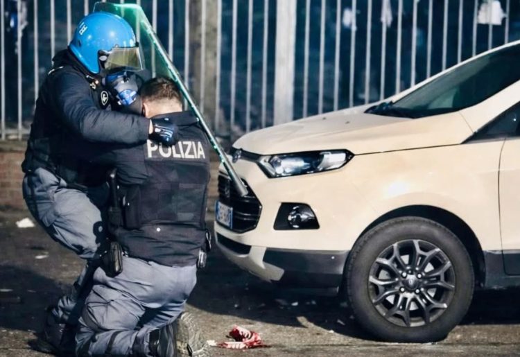 Violențele din Torino arată cât de departe a alunecat societatea. Polițist lovit cu ciocanul