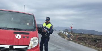 Controale la trecerile cu calea ferată. Zeci de amenzi și permise suspendate