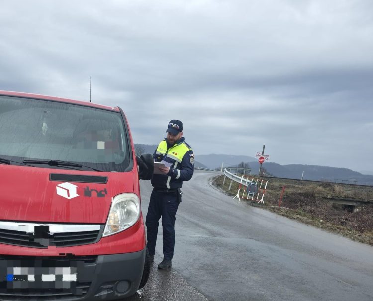 Controale la trecerile cu calea ferată. Zeci de amenzi și permise suspendate