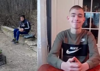 Răzvan are numai 13 ani, dar vinde urzici pe marginea drumului