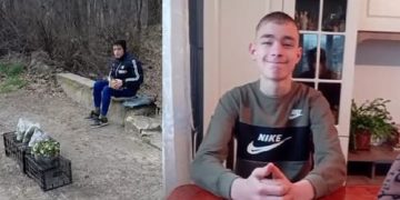 Răzvan are numai 13 ani, dar vinde urzici pe marginea drumului