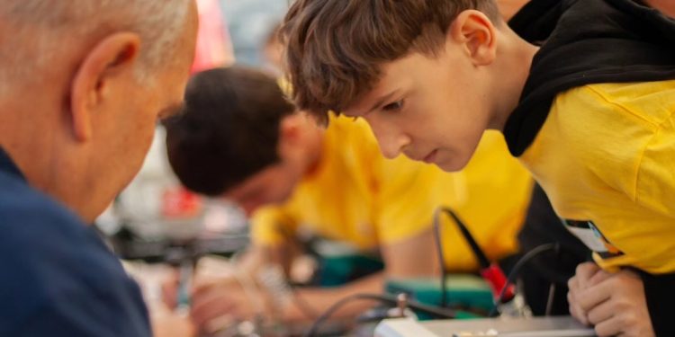 EXOROS: Din subsolul liceului la calificarea națională în robotică