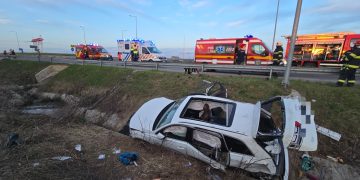 O persoană a murit şi cinci au fost rănite, după ce o maşină s-a răsturnat în Satu Mare