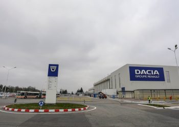 Măsurile de austeritate lovesc puternic Dacia! Producția scade, 1.200 de angajați vor fi concediați…