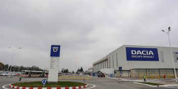 Măsurile de austeritate lovesc puternic Dacia! Producția scade, 1.200 de angajați vor fi concediați…