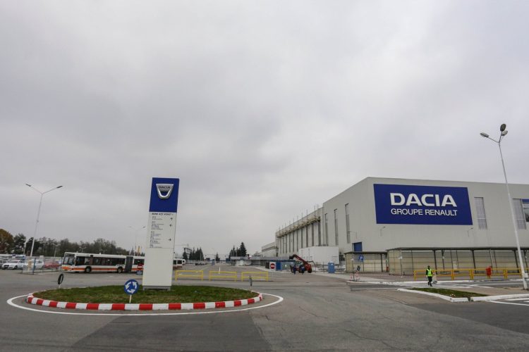 Măsurile de austeritate lovesc puternic Dacia! Producția scade, 1.200 de angajați vor fi concediați…