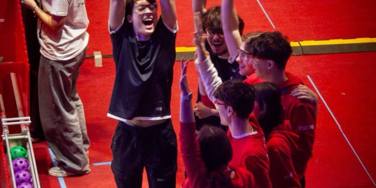 EXOROS: Din subsolul liceului la calificarea națională în robotică