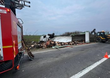 Tragedie pe DN 1C: un tânăr de 30 de ani și-a pierdut viața într-un impact frontal devastator între Livada și Iojib