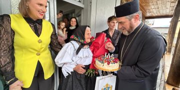 Credincioasă din Petrova, omagiată la 105 ani de viață. Distincție oferită cu binecuvântarea Episcopului Maramureșului și Sătmarului