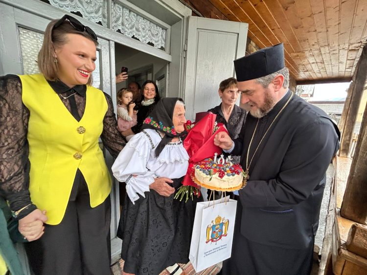 Credincioasă din Petrova, omagiată la 105 ani de viață. Distincție oferită cu binecuvântarea Episcopului Maramureșului și Sătmarului