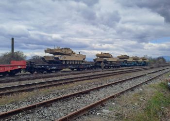 FOTO | Imagini surprinse în Baia Mare: vehicule militare transportate pe calea ferată