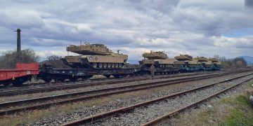 FOTO | Imagini surprinse în Baia Mare: vehicule militare transportate pe calea ferată