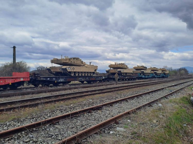 FOTO | Imagini surprinse în Baia Mare: vehicule militare transportate pe calea ferată