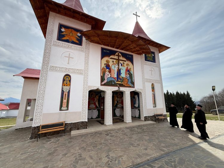 Vizite pastorale în Țara Lăpușului: PS Timotei Sătmăreanul, în mijlocul obștilor monahale de la Șatra, Rohia și Rohița