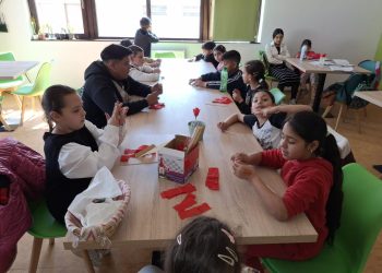 Primăvara prinde culoare – atelier de creație pentru copii la Centrul Multifuncțional Romanii