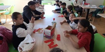 Primăvara prinde culoare – atelier de creație pentru copii la Centrul Multifuncțional Romanii