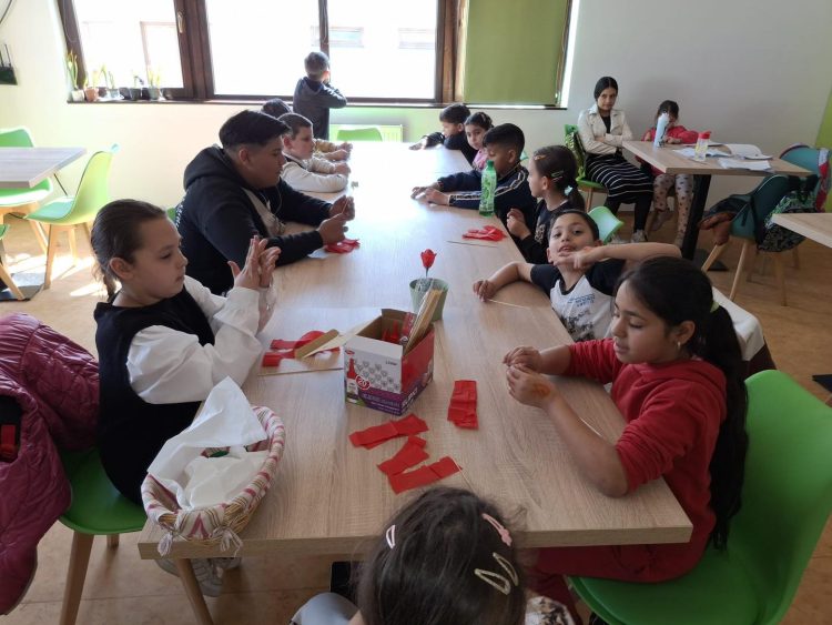 Primăvara prinde culoare – atelier de creație pentru copii la Centrul Multifuncțional Romanii