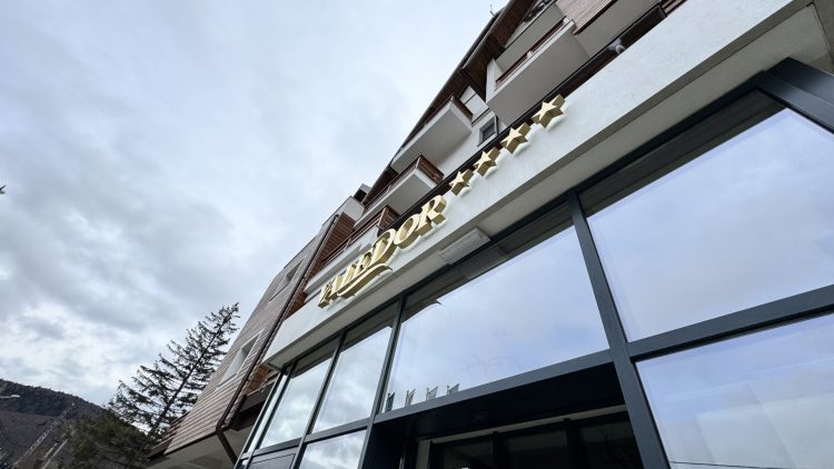 Experiență de top în Bușteni: Hotel Valedor și avantajele dispenserelor Botanika în băile de lux