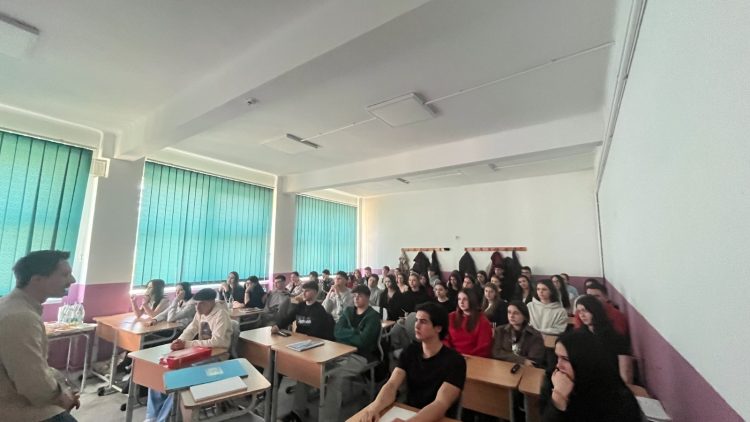 Mecanisme de apărare împotriva fake news -activitate de educație media pentru elevi