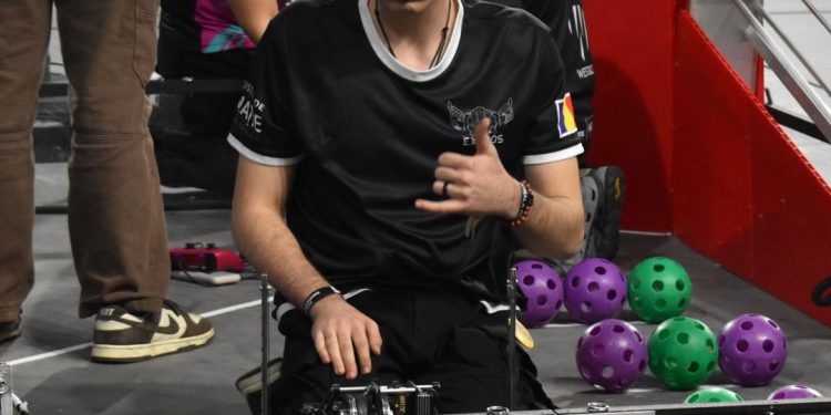 EXOROS: Din subsolul liceului la calificarea națională în robotică