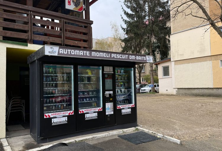 Inovație în Baia Mare: MOMELI DE PESCUIT DISPONIBILE NON-STOP, direct la automate