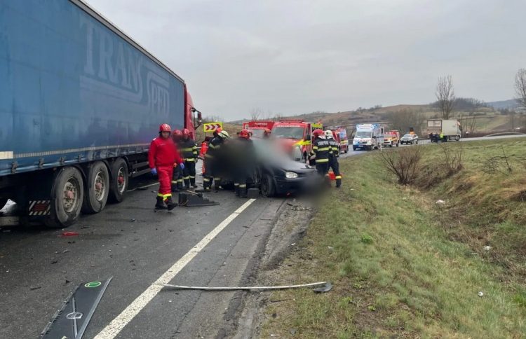 Teribil accident în Cluj. Cinci bărbați încarcerați, s-a solicitat elicopterul SMURD