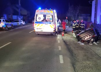 Autoturism răsturnat pe DN19, la Sarasău. Șoferul și un pasager au ajuns la spital