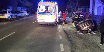 Autoturism răsturnat pe DN19, la Sarasău. Șoferul și un pasager au ajuns la spital