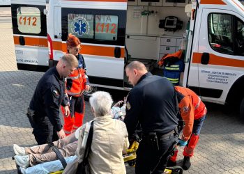 Spirit civic. Jandarmii au acordat sprijin unei mame cu bebeluș în brațe, după ce i s-a făcut rău în fața Palatului de Justiție