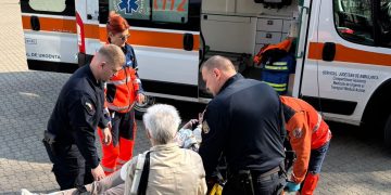 Spirit civic. Jandarmii au acordat sprijin unei mame cu bebeluș în brațe, după ce i s-a făcut rău în fața Palatului de Justiție