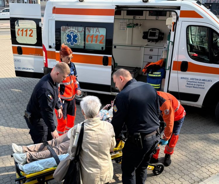 Spirit civic. Jandarmii au acordat sprijin unei mame cu bebeluș în brațe, după ce i s-a făcut rău în fața Palatului de Justiție