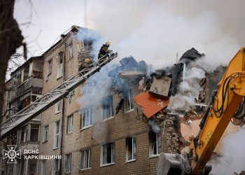 Doliu în Harkov, în 9 martie, după atacul cu rachete asupra unui bloc de locuințe. Au murit aici 7 persoane