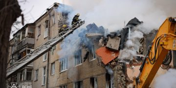 Doliu în Harkov, în 9 martie, după atacul cu rachete asupra unui bloc de locuințe. Au murit aici 7 persoane