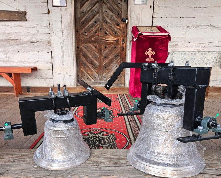 Sfințirea noilor clopote la Biserica Ortodoxă din Glod, în prezența Preasfințitului Timotei Sătmăreanul