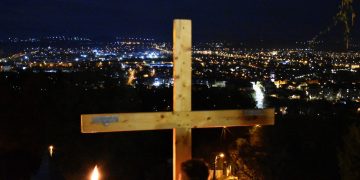 Procesiune cu torțe și Calea Crucii pe Dealul Crucii, la sfârșitul lunii martie