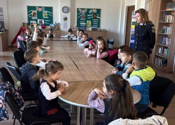 Elevii din Fărcașa, avertizați despre traficul de persoane și pornografia infantilă