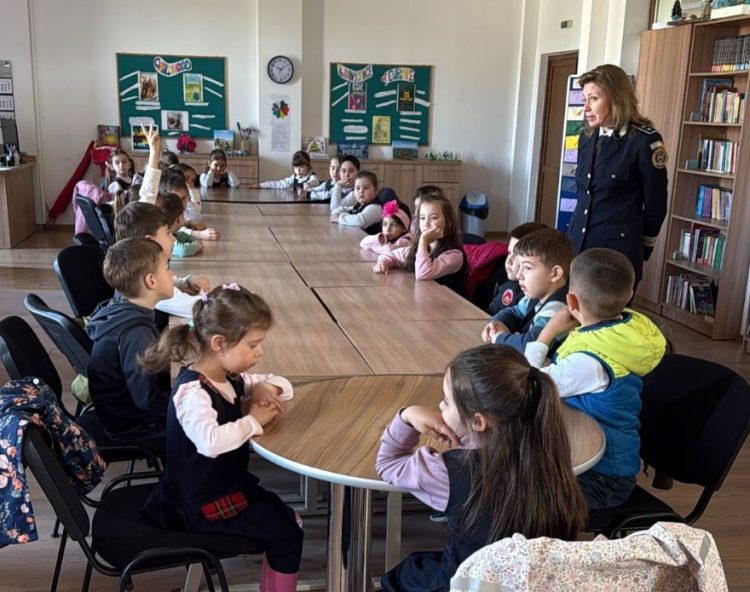 Elevii din Fărcașa, avertizați despre traficul de persoane și pornografia infantilă