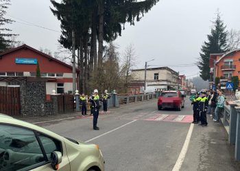 Elevii din Cavnic, „polițiști pentru o zi” într-o lecție practică de siguranță rutieră