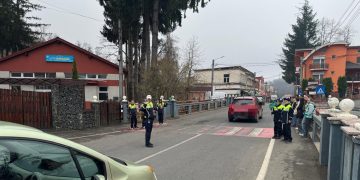 Elevii din Cavnic, „polițiști pentru o zi” într-o lecție practică de siguranță rutieră