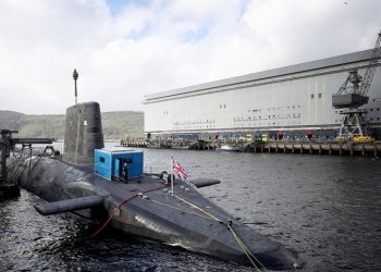 Un iranian şi o româncă, inculpaţi pentru încercarea de a pătrunde într-o bază navală nucleară din Marea Britanie