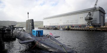 Un iranian şi o româncă, inculpaţi pentru încercarea de a pătrunde într-o bază navală nucleară din Marea Britanie
